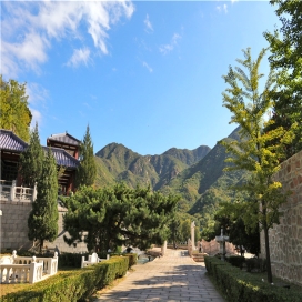 长城华人怀思堂背靠山体