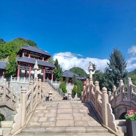 长城华人怀思堂门前汉白玉拱桥