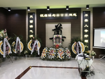 在殡仪馆布置带视频播放的告别厅