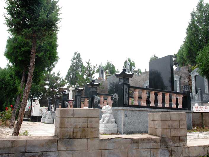 归山陵园墓区