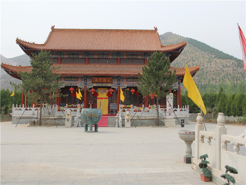 陵园内大雄宝殿